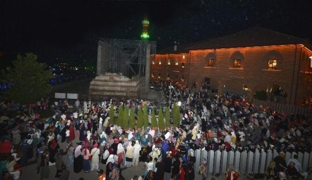 Kadir Gecesi&rsquo;nde Hacı Bayram Doldu Taştı