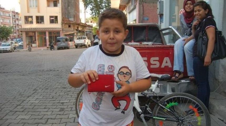 Yolda Bulduğu C&uuml;zdanı Zabıtalara Teslim Etti