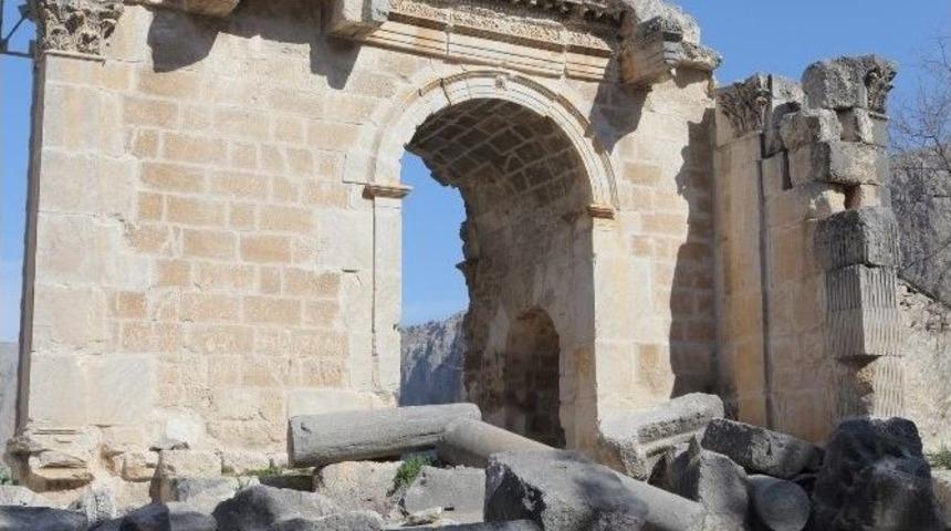 Anavarza Antik Kenti'ndeki Kazılar