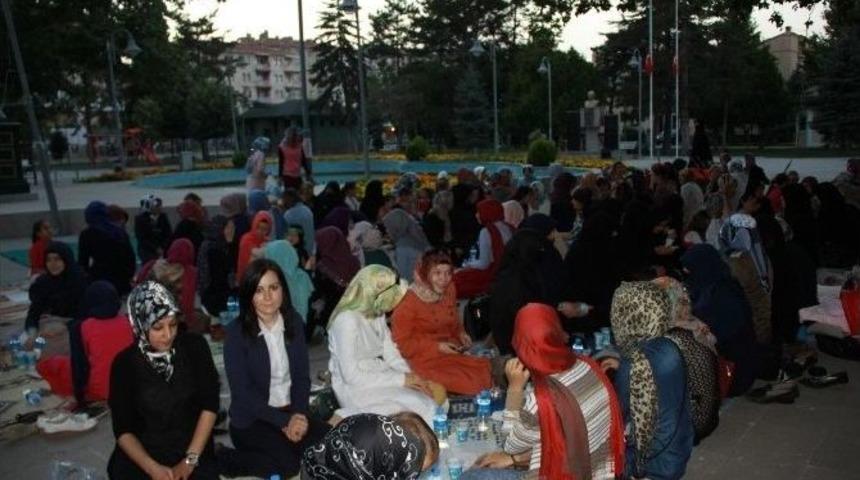 Gazze'ye Destek İ&ccedil;in Simit Ve Ayranla İftar Yaptılar