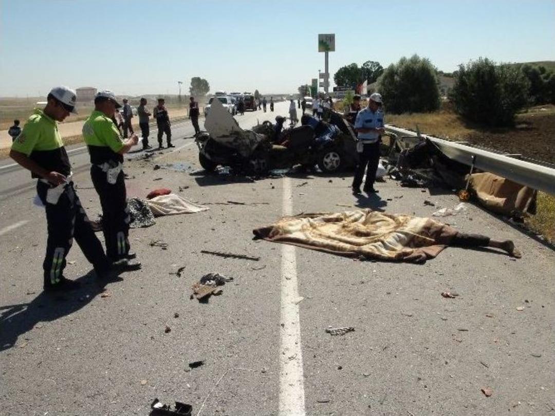 Yozgat&rsquo;ta Otomobil Kamyonla Kafa Kafaya &Ccedil;arpıştı: 5 &Ouml;l&uuml;