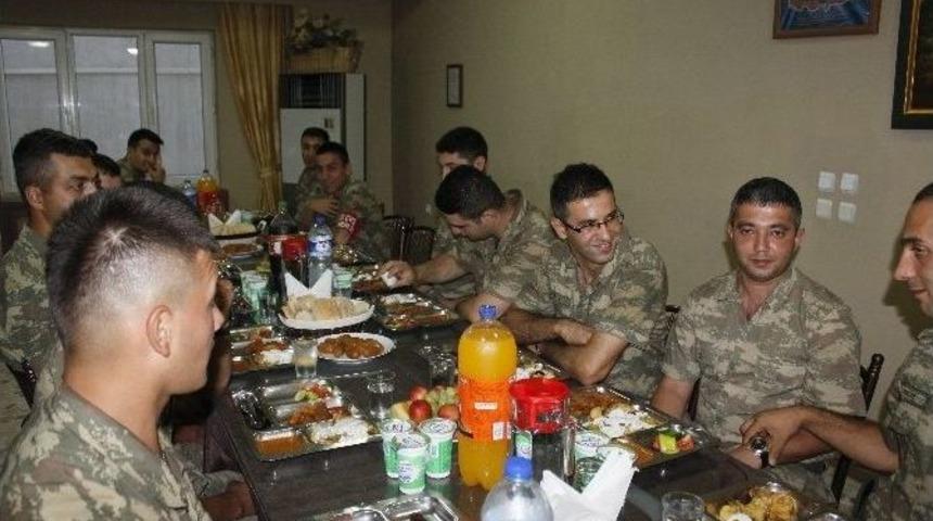 Hatay Valisi Lekesiz, İftarını Askerlerle Birlikte A&ccedil;tı