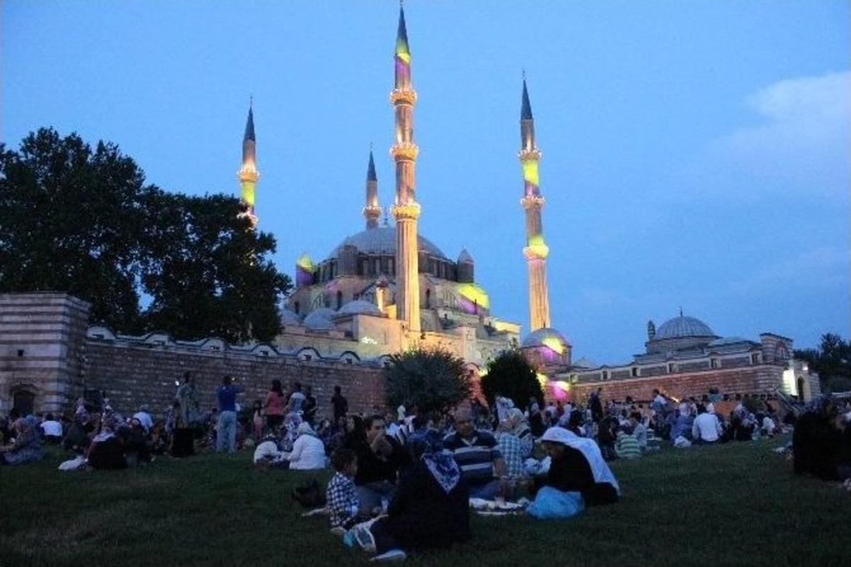 Edirne Belediyesi&rsquo;nden İftar Yemeği