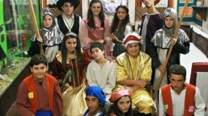 Burhaniyeli Tiyatrocular G&ouml;n&uuml;lleri Fethedecek