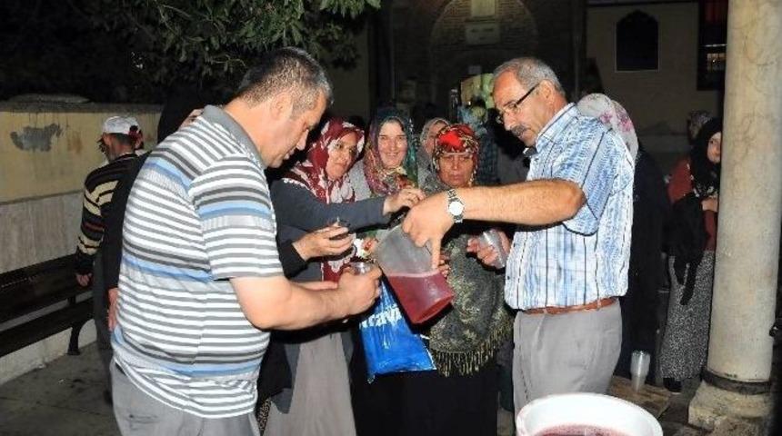 Akşehir Belediyesi Kadir Gecesi Şerbet Dağıttı