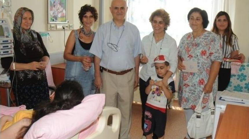 Om&uuml;&rsquo;de L&ouml;semili &Ccedil;ocuklara Bayram Har&ccedil;lığı