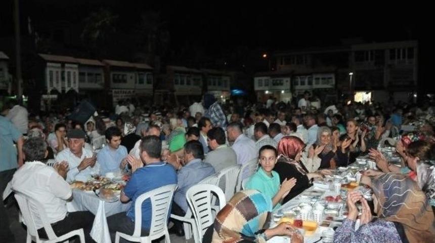 Osmaniyeliler Cumhuriyet Meydanı&rsquo;nda Sahur Yaptı