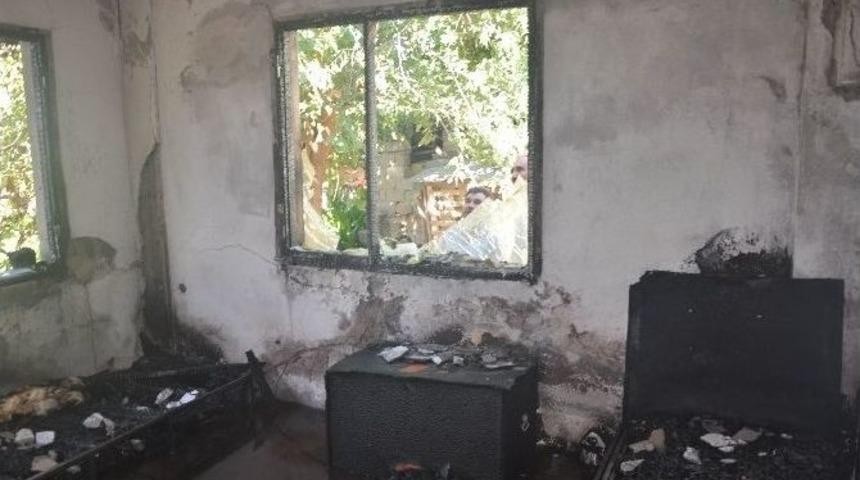 Nazilli&rsquo;de Yanan Ev Kullanılamaz Hale Geldi