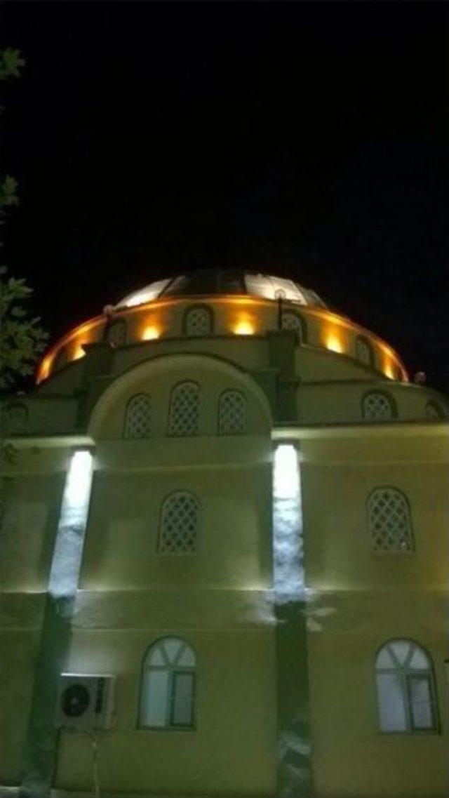 Akhisar Camileri Gece Ayrı Güzel