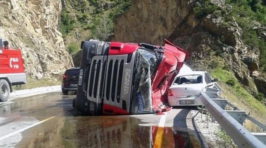 G&uuml;m&uuml;şhane'de Trafik Kazası: 7 Yaralı
