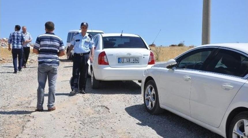 Sandıklı&rsquo;da &Ouml;ğrenci Yurdunun Evrakları Boş Araziye Atıldı