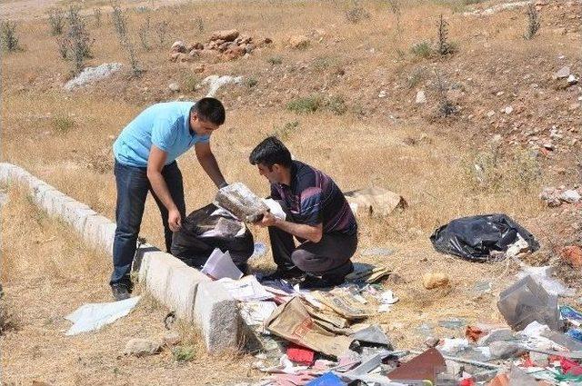 Sandıklı’da Öğrenci Yurdunun Evrakları Boş Araziye Atıldı