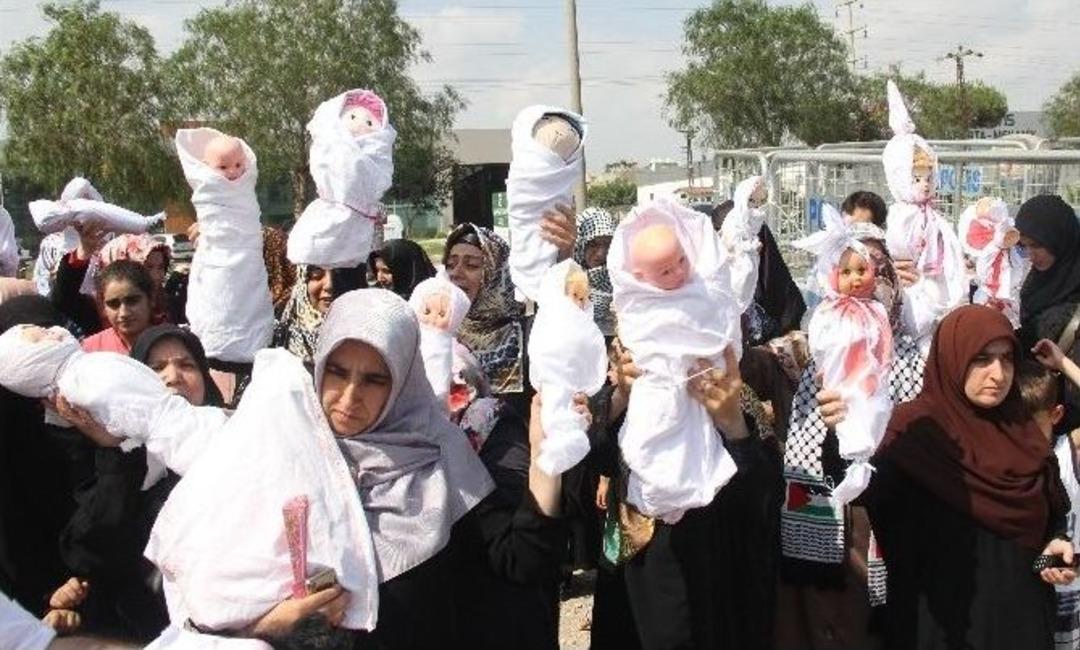 Kadınlar Kefenli Bebekle Eylem Yapıp Domates Ve Yumurta Attı