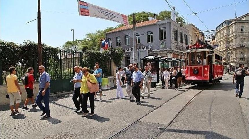 B&uuml;y&uuml;k&ccedil;ekmece Belediyesi, Taksim&rsquo;de Festival Provası Yaptı