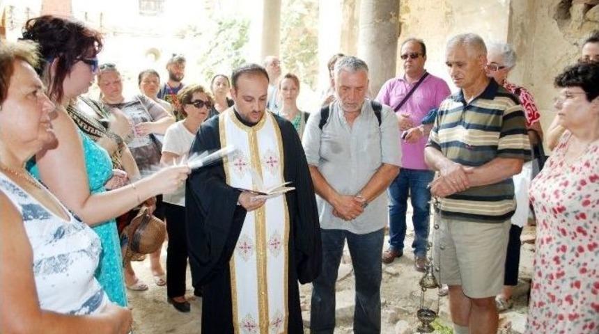&Ouml;len Dedeleri İ&ccedil;in Kilisede Dua Ettiler