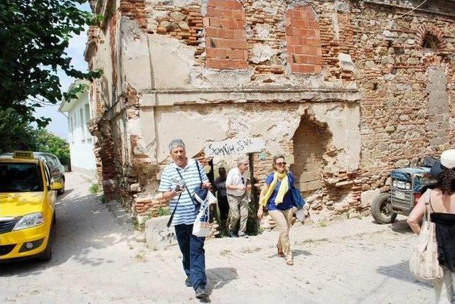 &Ouml;len Dedeleri İ&ccedil;in Kilisede Dua Ettiler 2