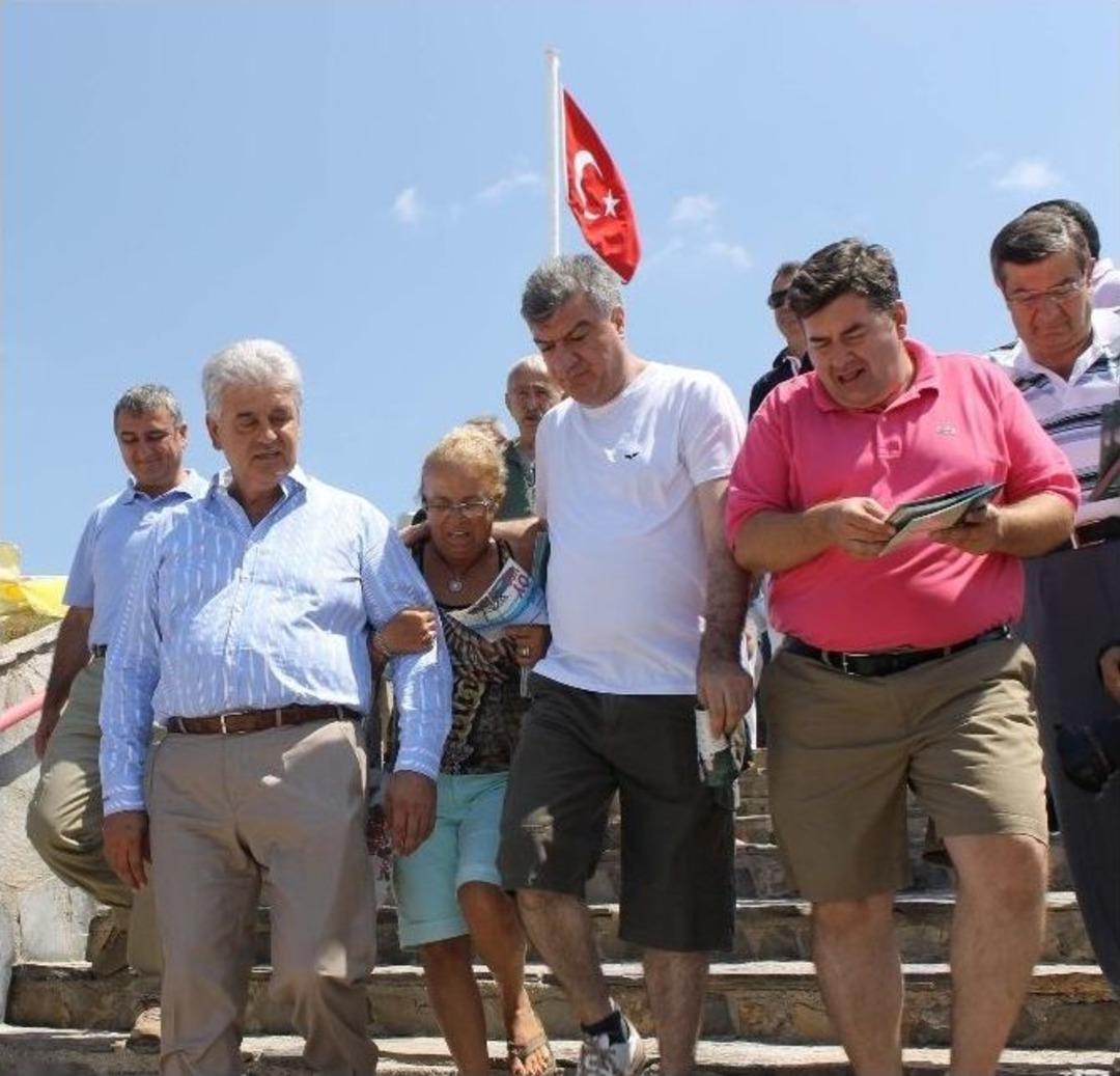 Chp, İzmir'de Tatilcilerin Ayağına Gitti