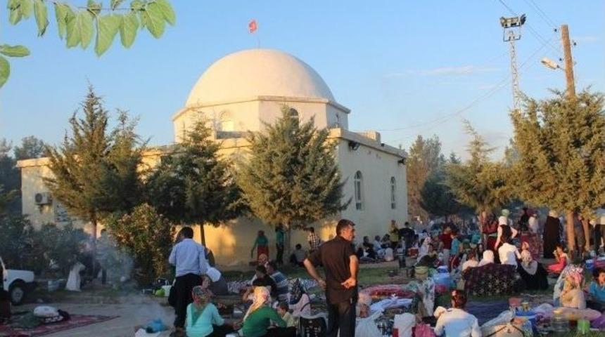 Binlerce Vatandaş Sahabe'de İftar A&ccedil;tı