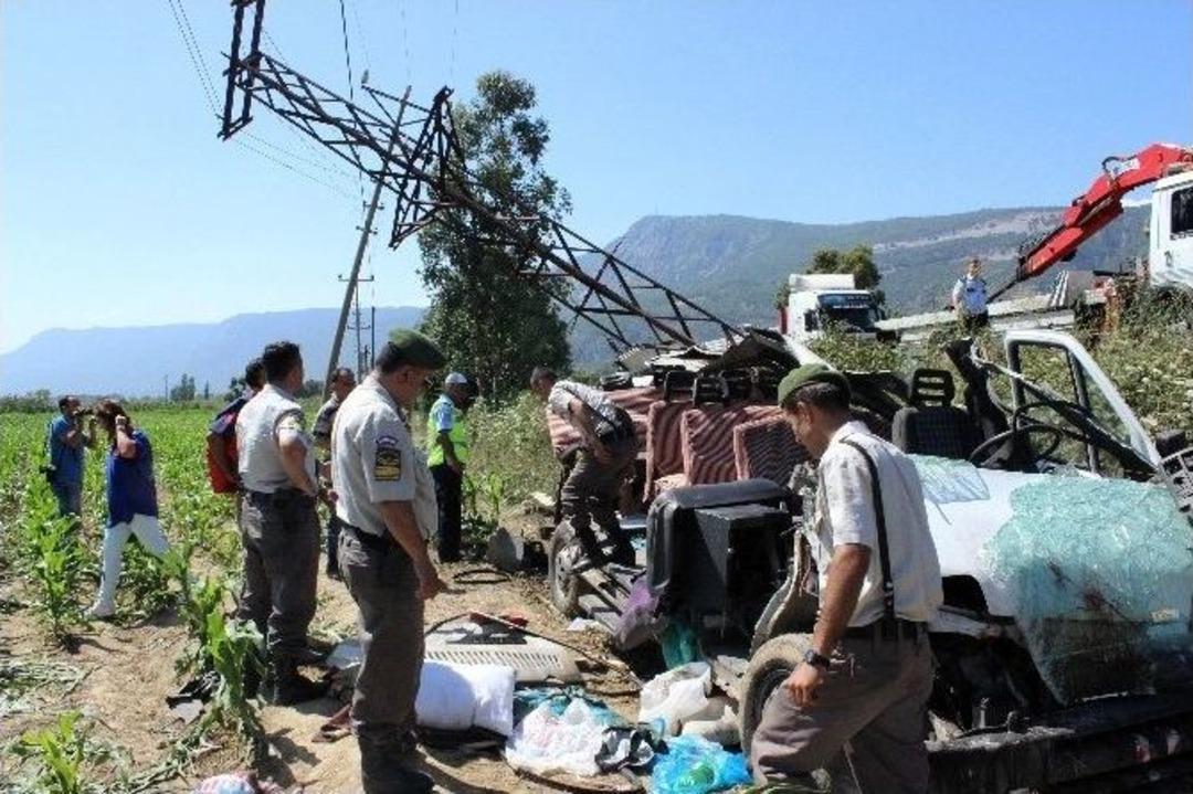 İzci &Ccedil;ocukları Taşıyan Ara&ccedil; Kaza Yaptı: 12 Yaralı