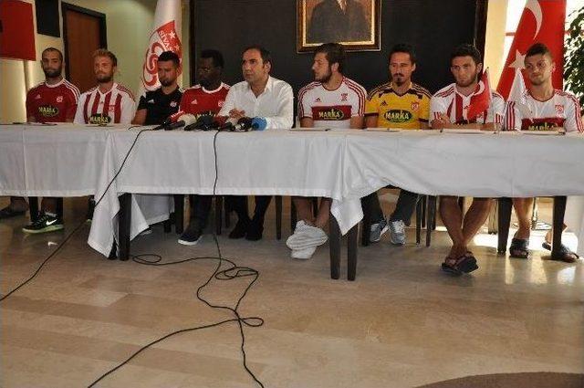 Sivasspor 7 Futbolcuyla Sözleşme İmzaladı