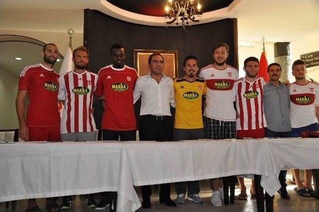 Sivasspor 7 Futbolcuyla Sözleşme İmzaladı