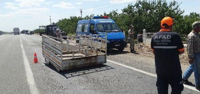 Otomobil İle Kamyonet &Ccedil;arpıştı: 3 Yaralı 1