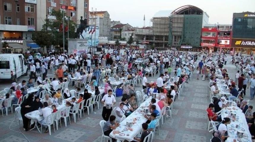 10 Bin Kişi Meydanda İftar A&ccedil;tı