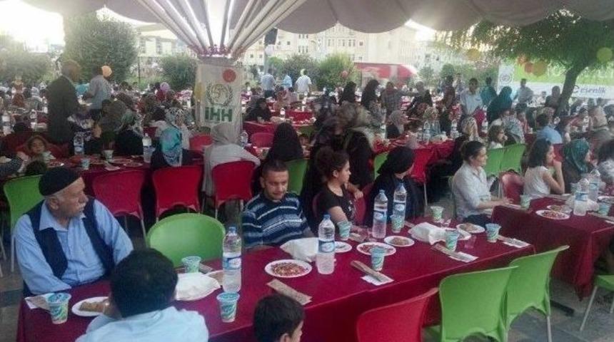 İhh İftarda 148 Aileyi Sevindirdi