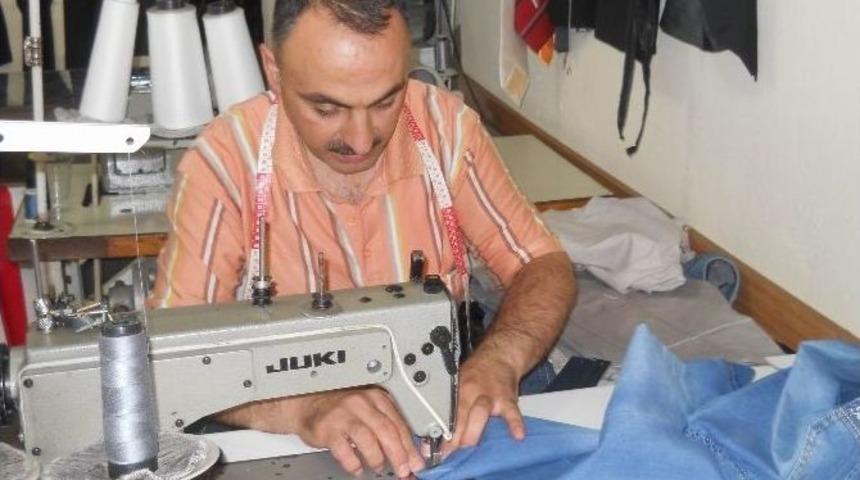 Terzilik Yaparak Ge&ccedil;imini Sağlıyor