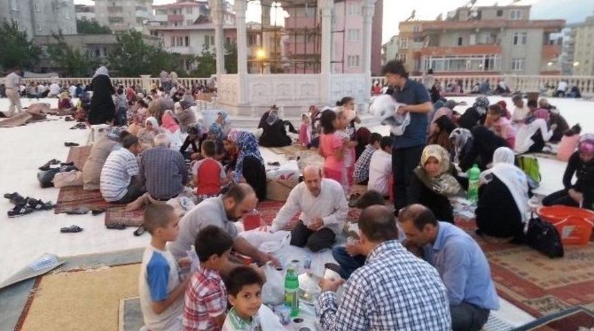 Kardeşlik İftarında Abdulhamithan Cami Doldu Taştı