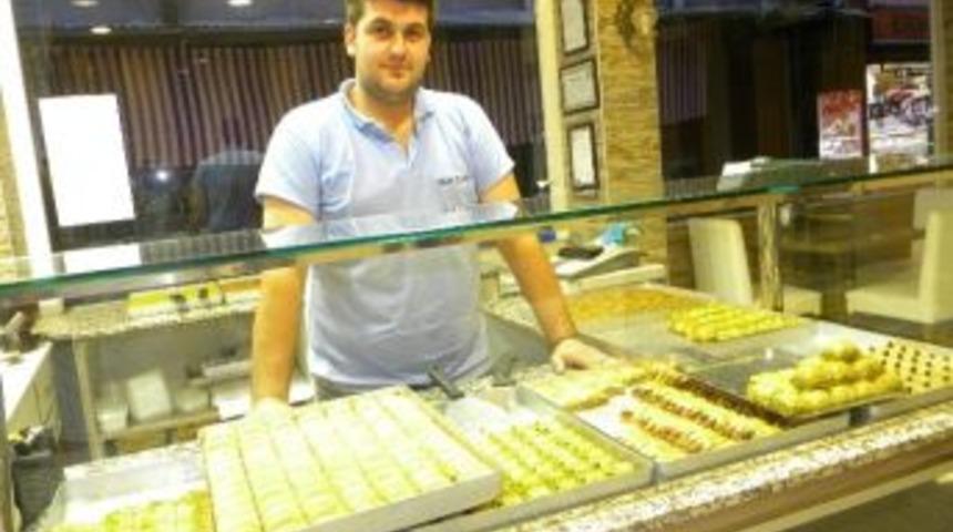 Bayramlık Tatlılar Tezgahlarda Yerini Aldı