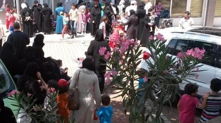 (&ouml;zel Haber) Hayırseverler Suriyeli Aileler İ&ccedil;in G&ouml;n&uuml;ll&uuml; Olarak &Ccedil;alışıyor