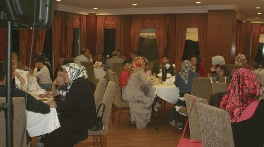 Engelli &Ccedil;ocuklar Ve Aileleri İftarda Buluştu