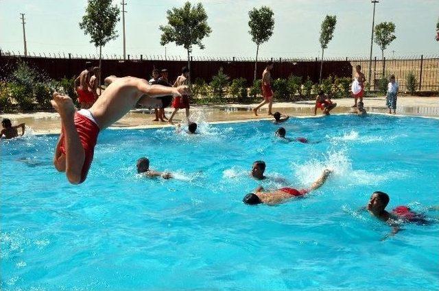 Ak&ccedil;akale Kaymakamlığı Yaz Y&uuml;zme Kursları Devam Ediyor 1