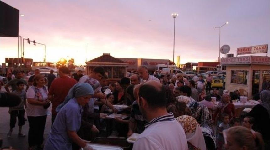 Hopa Cumhuriyet Meydanı&rsquo;nda 2 Bin Kişilik İftar Yemeği D&uuml;zenlendi