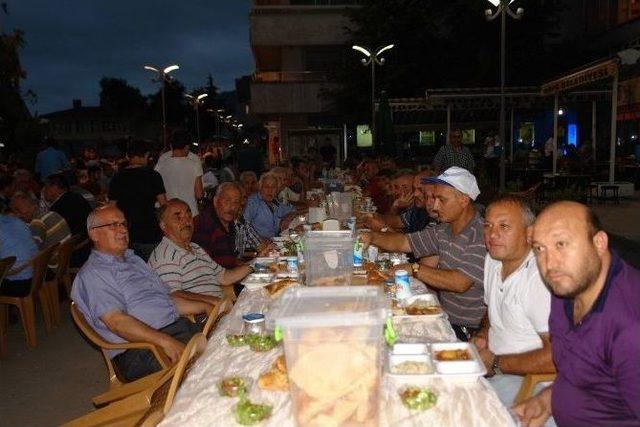 Hopa Cumhuriyet Meydanı’nda 2 Bin Kişilik İftar Yemeği Düzenlendi