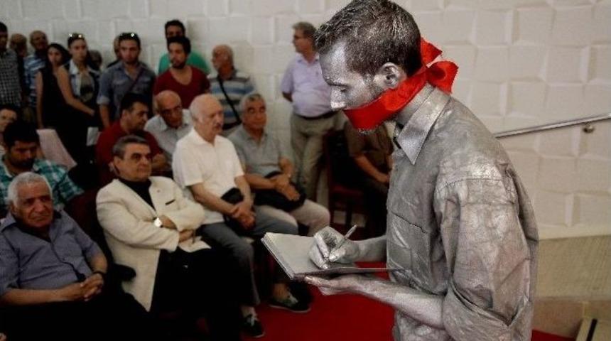 Karşıyaka Belediyesi 2014 Basın &Ouml;zg&uuml;rl&uuml;ğ&uuml; &Ouml;d&uuml;l&uuml; Soner Yal&ccedil;ın&rsquo;a