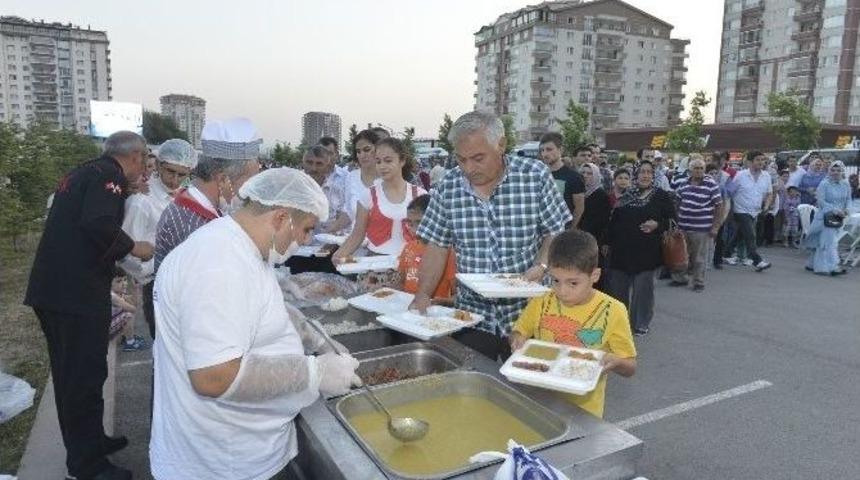 Ankara B&uuml;y&uuml;kşehir&rsquo;in Halk İftarı Yenimahalle&rsquo;de