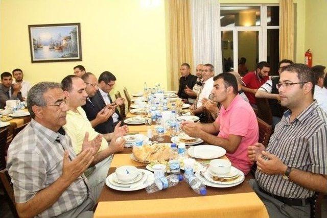 Kars Valisi G&uuml;nay &Ouml;zdemir, Ehlibeyt Derneği&rsquo;nin İftarına Katıldı 1