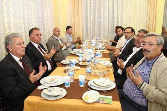 Kars Valisi G&uuml;nay &Ouml;zdemir, Ehlibeyt Derneği&rsquo;nin İftarına Katıldı 2