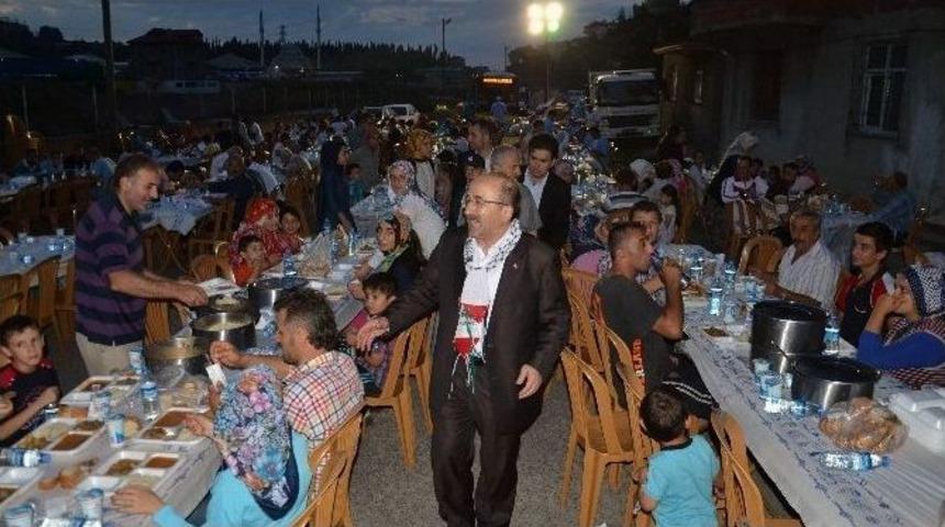 Trabzon B&uuml;y&uuml;kşehir Belediyesi'nin İftar Programları S&uuml;r&uuml;yor