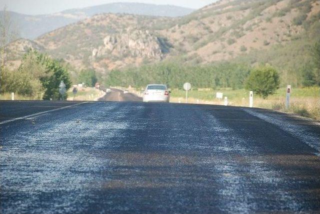 Tokat’ta Sıcak Hava Asfaltı Eritti