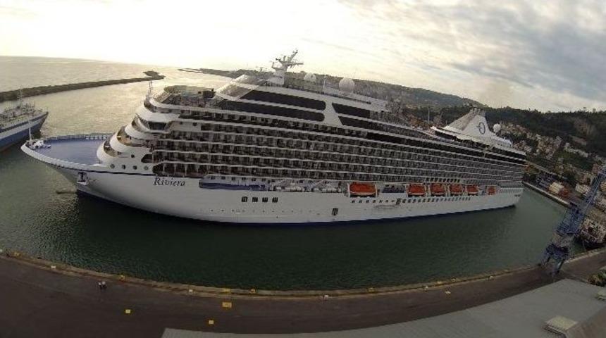 Dev Gemi Trabzon Limanı&rsquo;na Sığmadı