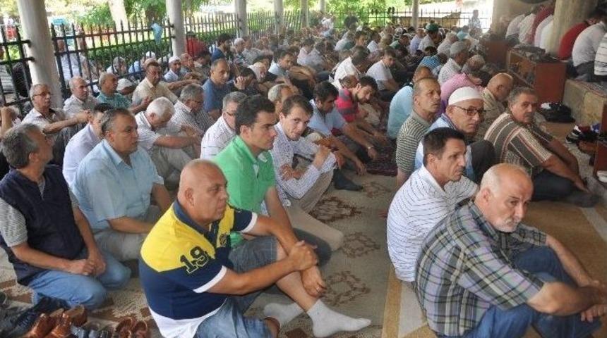 Ramazanın Son Cuma Namazında Camiler Doldu Taştı