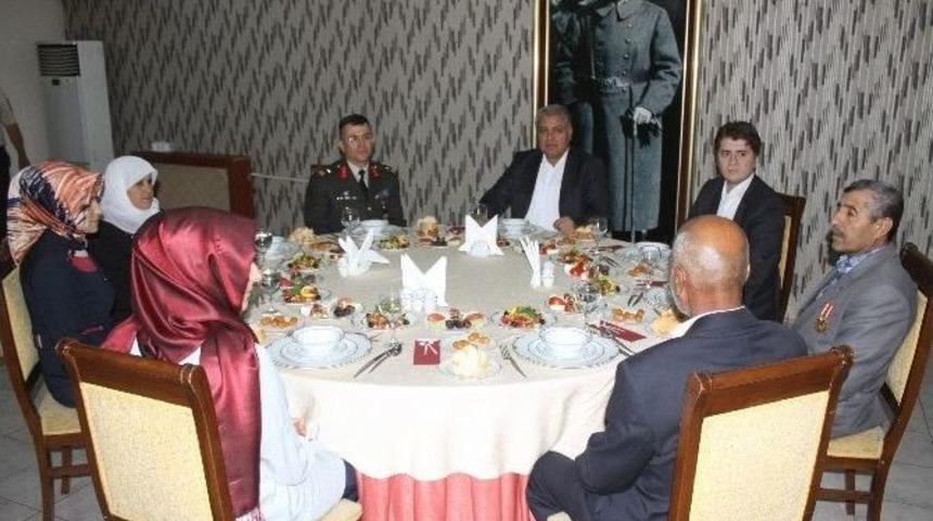 Ağrı’da Şehit Ve Gazi Ailelerine İftar Yemeği Verildi