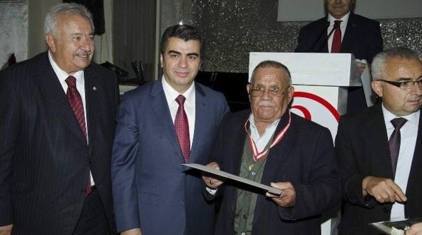 Vali D&uuml;zg&uuml;n, Kan Bağışında Bulunanları &Ouml;d&uuml;llendirdi