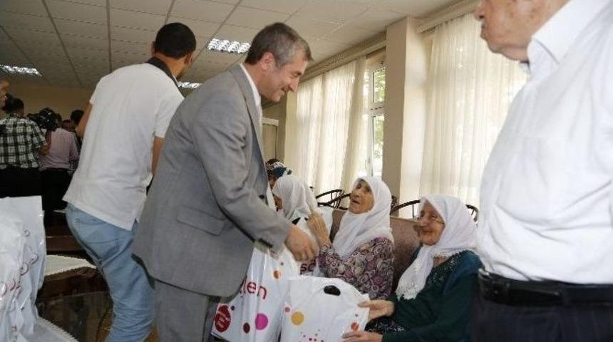 Başkan Tahmazoğlu, Huzur Evi Sakinleriyle Bayramlaştı