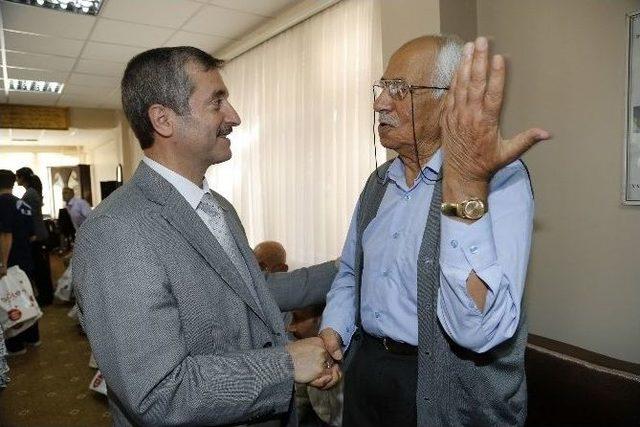 Başkan Tahmazoğlu, Huzur Evi Sakinleriyle Bayramlaştı