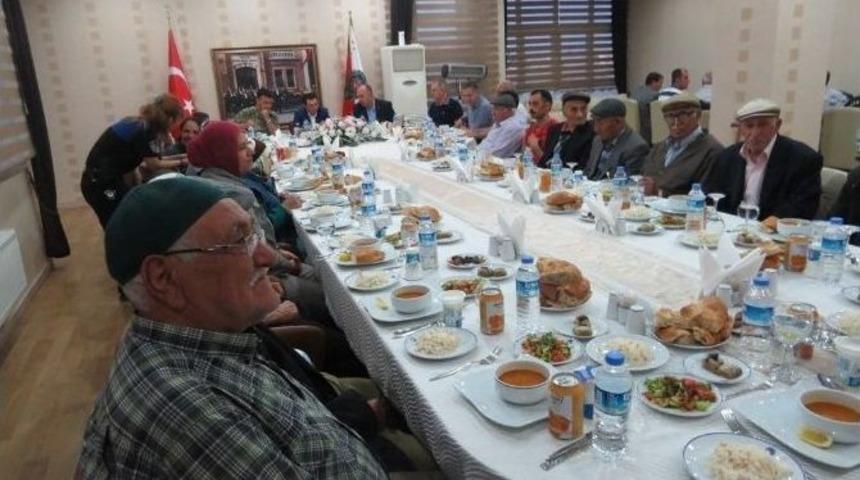 Ağrı&rsquo;da Huzurevi Sakinleri İftar Verildi