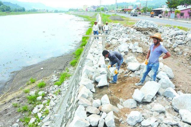 Taş Işçileri Tuttukları Oruçla Şaşırtıyor